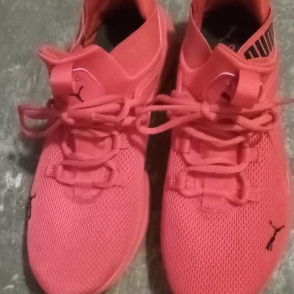 Red size 9 and a 1/2 pumas